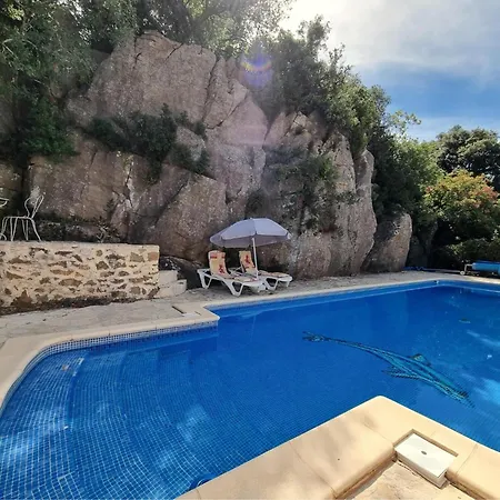 La Roche 8 * Aigues-Vives (Herault)