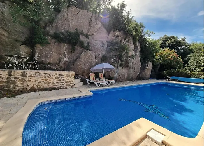 La Roche 8 * Aigues-Vives (Herault)