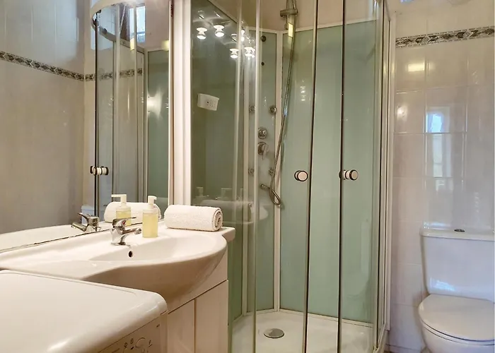 La Roche 8 Aigues-Vives (Herault)